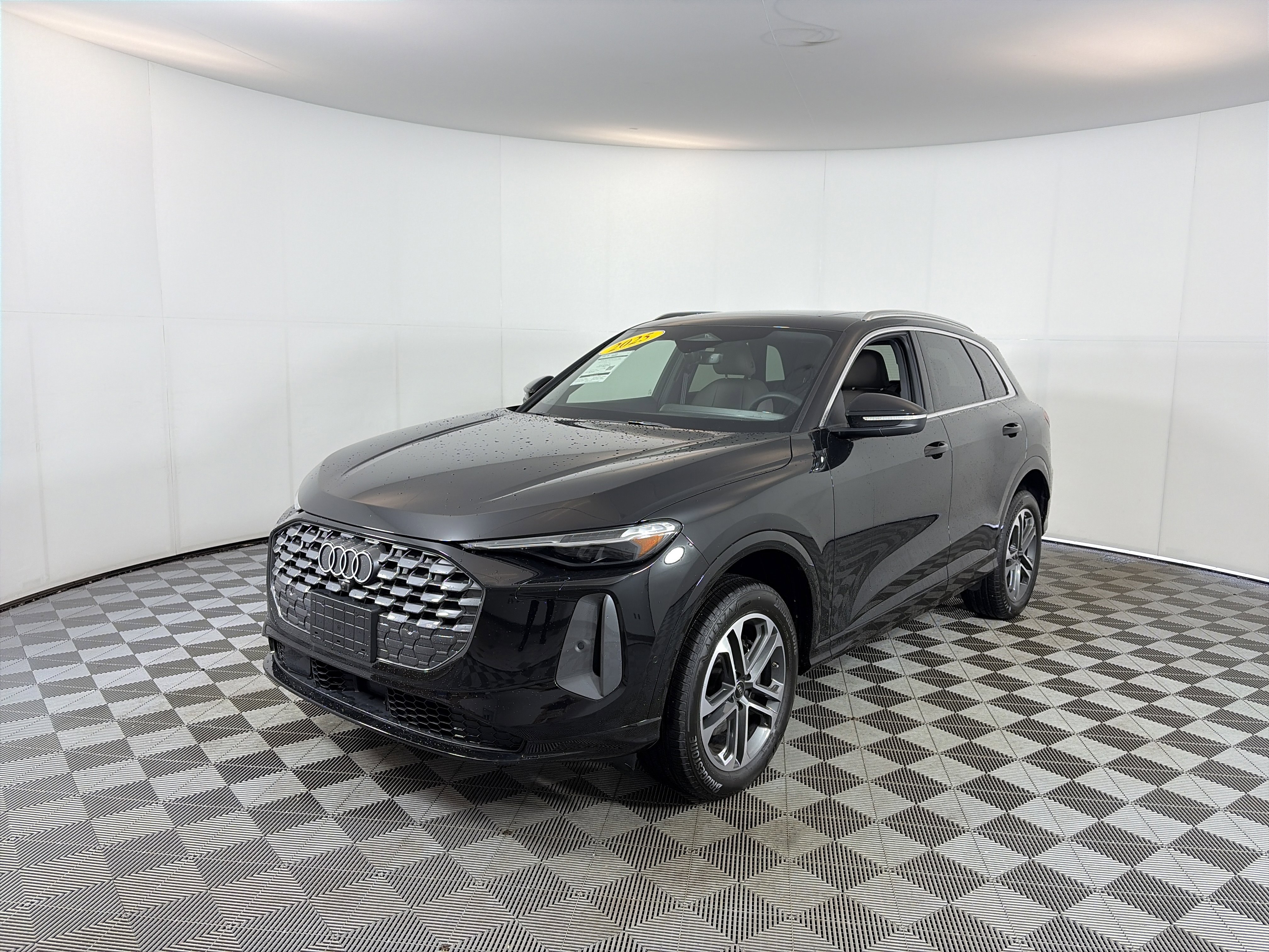 Used 2025 Audi Q5 Premium Plus w/ Premium Plus AWD/4WD image 2