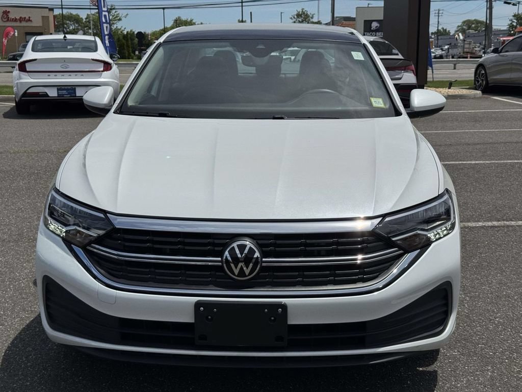 Used 2023 Volkswagen Jetta SE FWD image 2