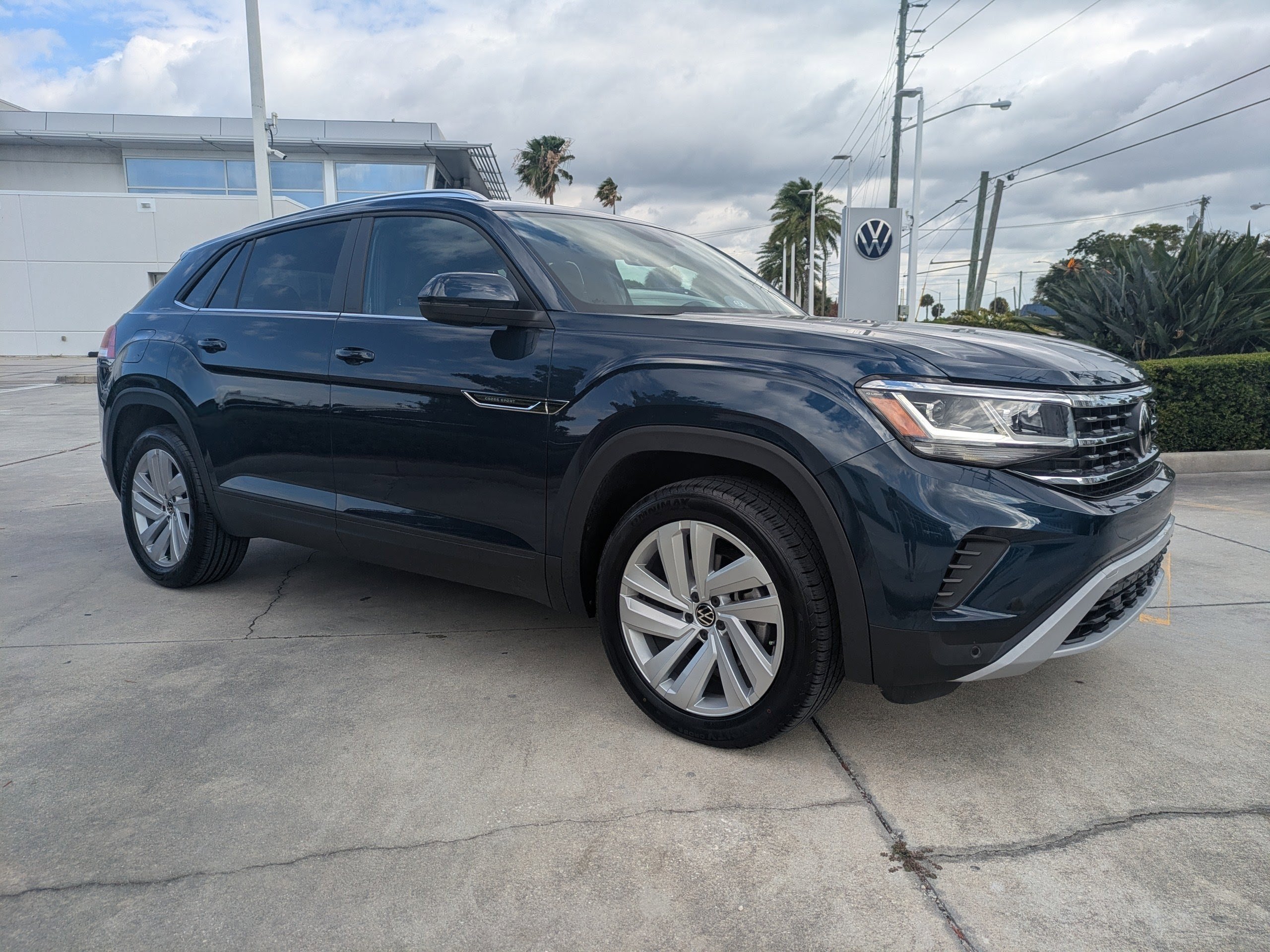 Used 2023 Volkswagen Atlas Cross Sport SE FWD image 2