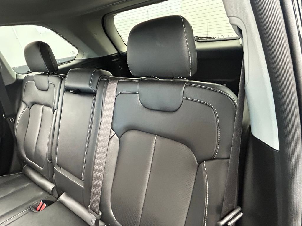 Used 2024 Jeep Grand Cherokee Limited w/ Luxury Tech Group II image 33