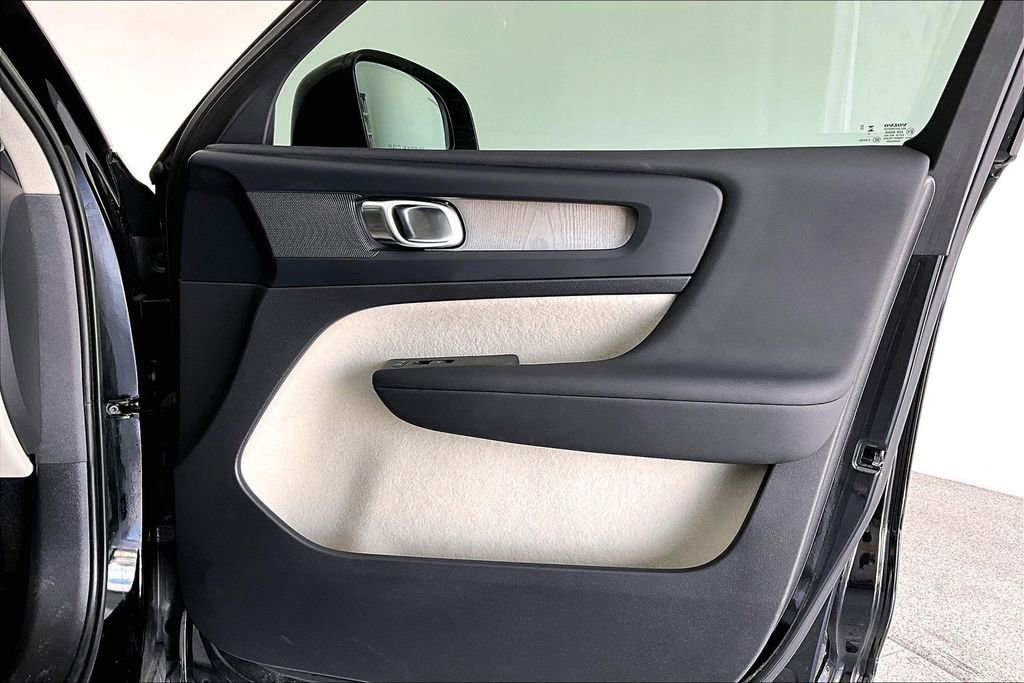 Used 2023 Volvo XC40 B5 Plus w/ Protection Package Premier AWD/4WD image 25