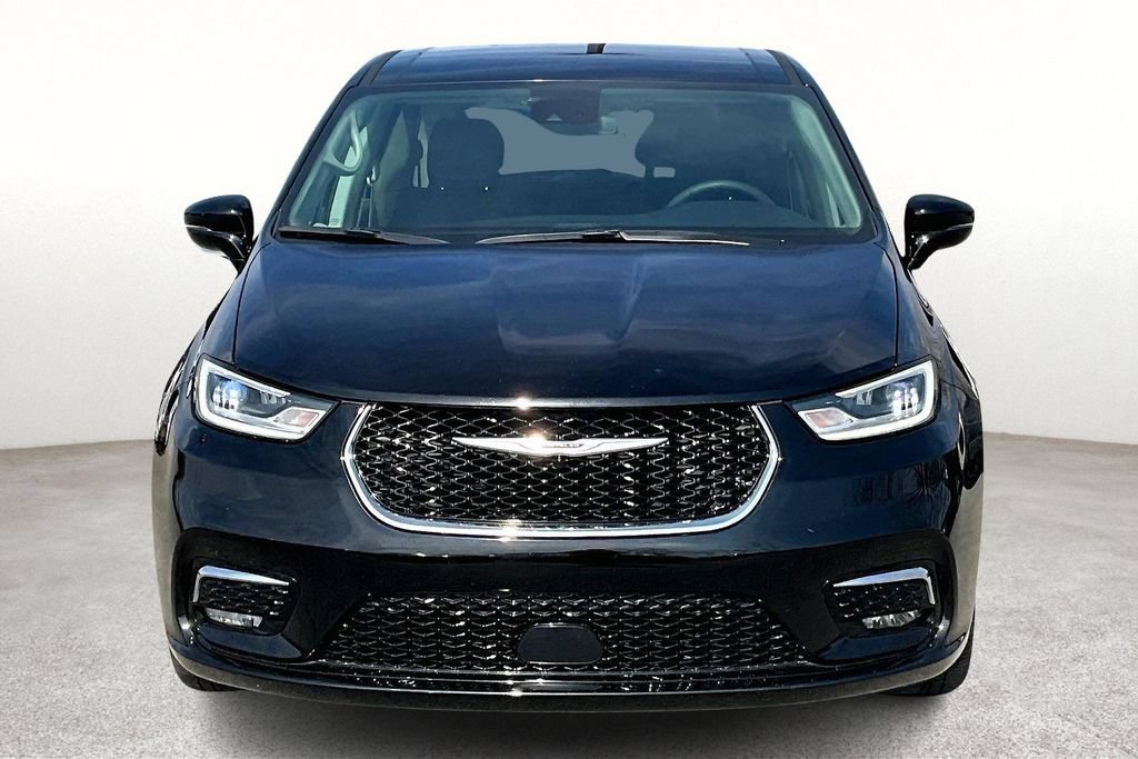 Used 2024 Chrysler Pacifica Touring-L FWD image 4