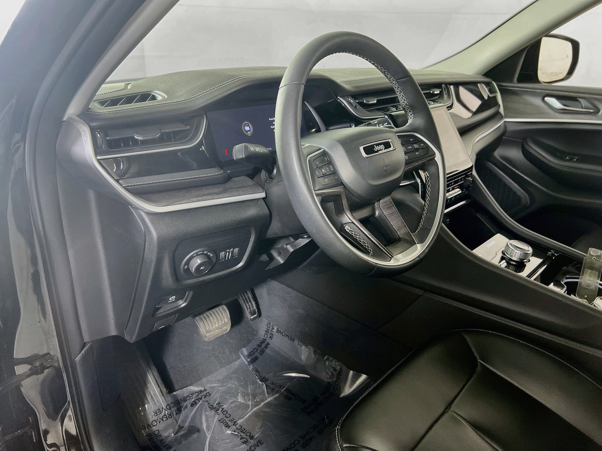Used 2023 Jeep Grand Cherokee L Limited w/ Black Appearance Package AWD/4WD image 9