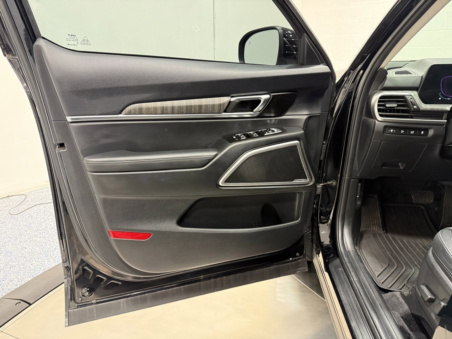 Used 2025 Kia Telluride EX image 9