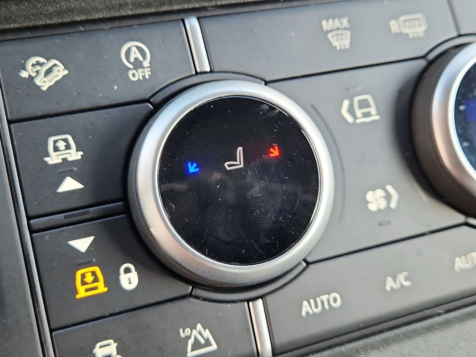 Used 2025 Land Rover Defender 90 S image 25