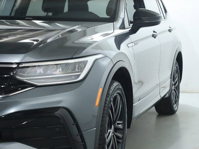 Used 2022 Volkswagen Tiguan SE R-Line image 4