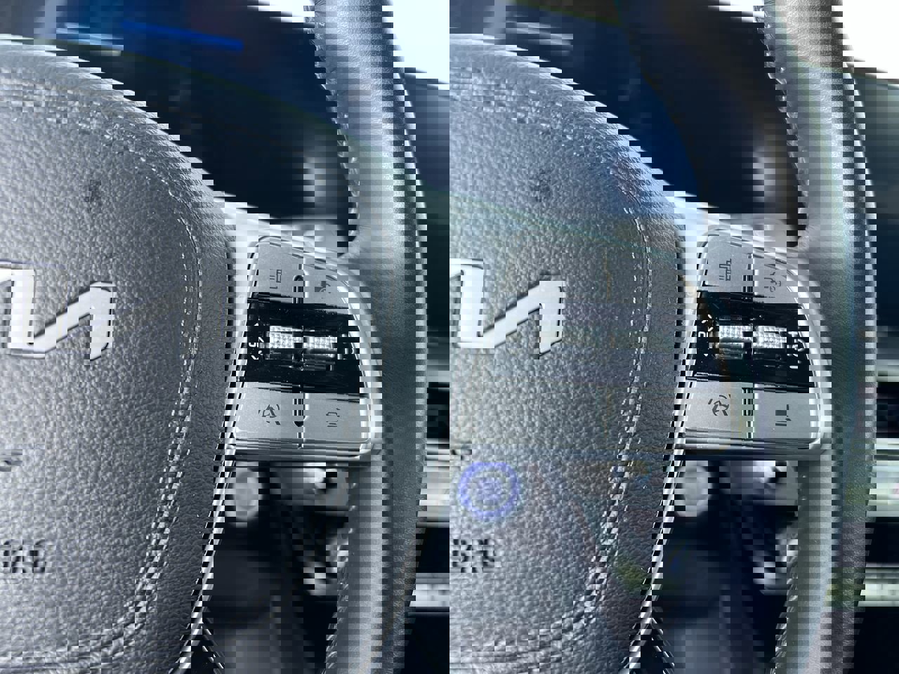 Used 2024 Kia Telluride LX image 17