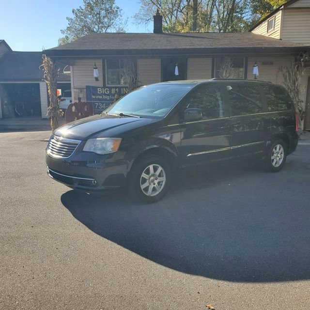 Used 2011 Chrysler Town & Country Touring FWD image 2