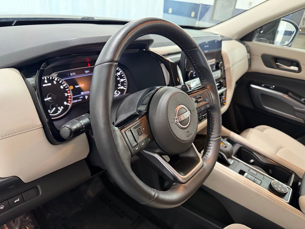 Used 2025 Nissan Pathfinder SL AWD/4WD image 18