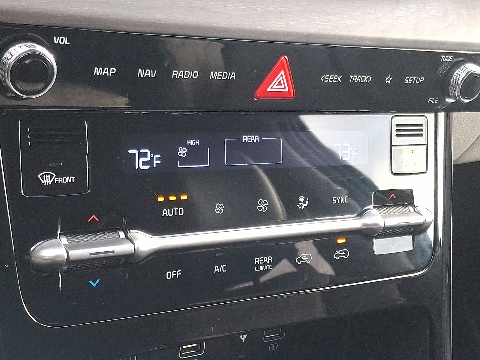 Certified 2023 Kia Carnival EX image 16