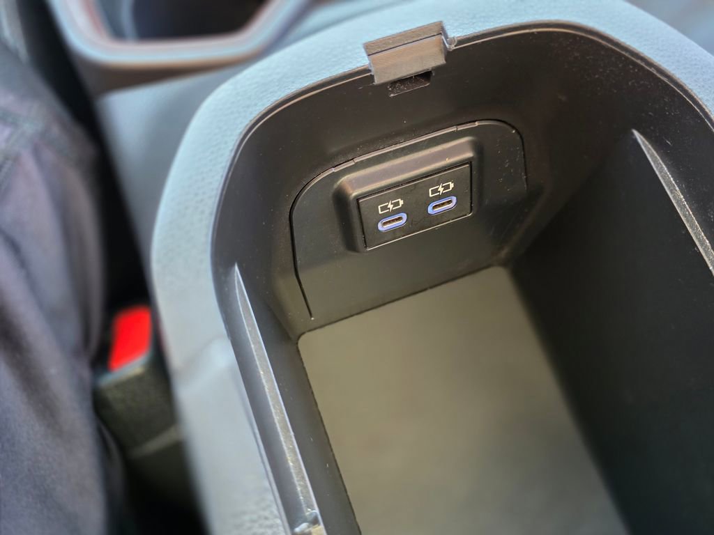 Used 2022 Toyota RAV4 Limited FWD image 35