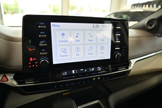 Used 2023 Toyota Sienna Platinum AWD/4WD image 17
