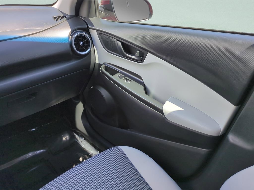 Used 2022 Hyundai Kona SE image 16