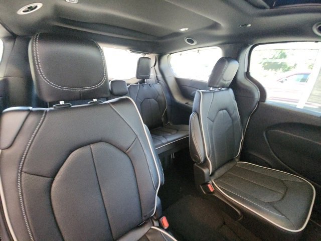 New 2025 Chrysler Pacifica Limited image 13