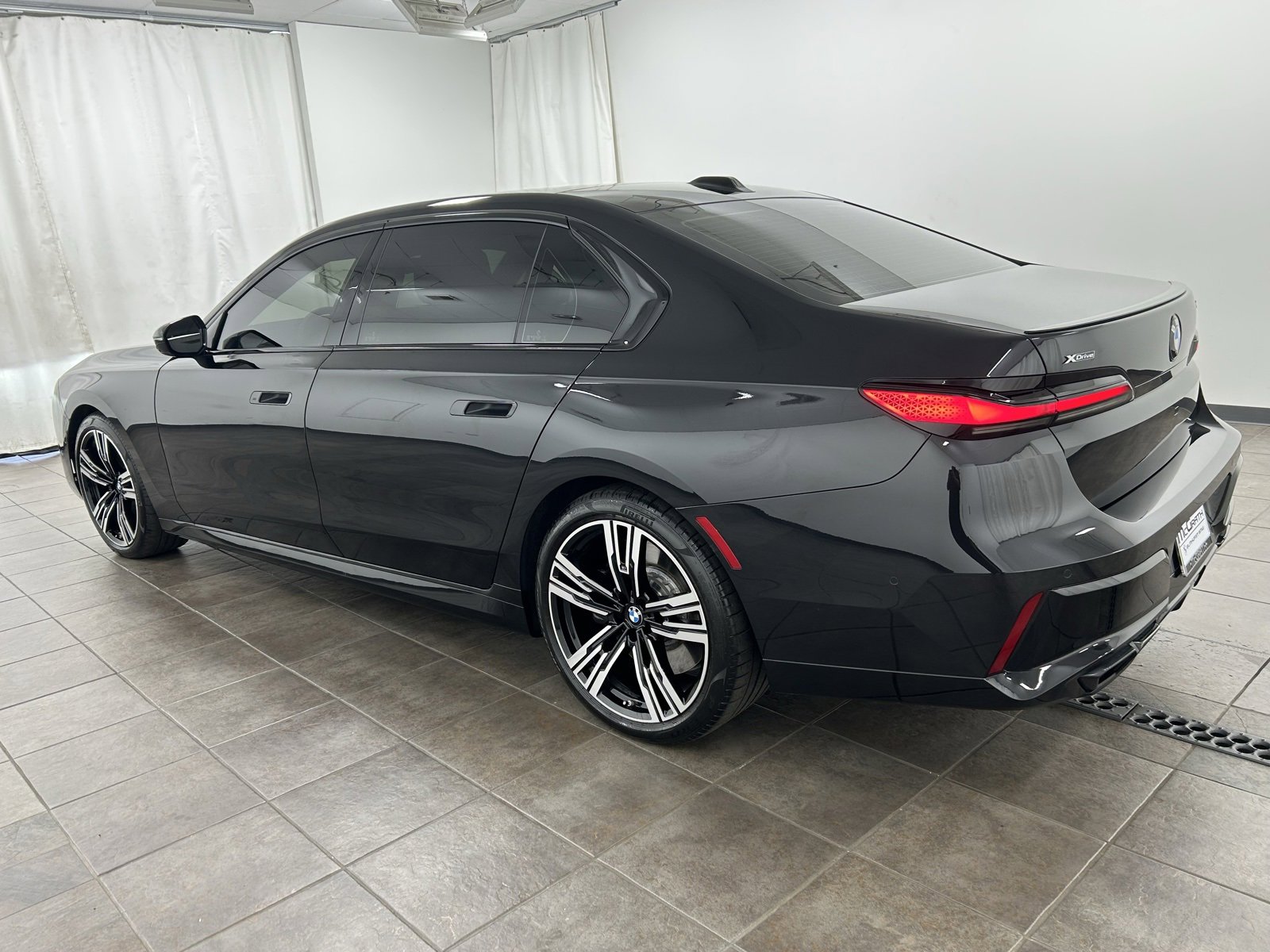 Used 2025 BMW 760i xDrive w/ Premium Package image 3