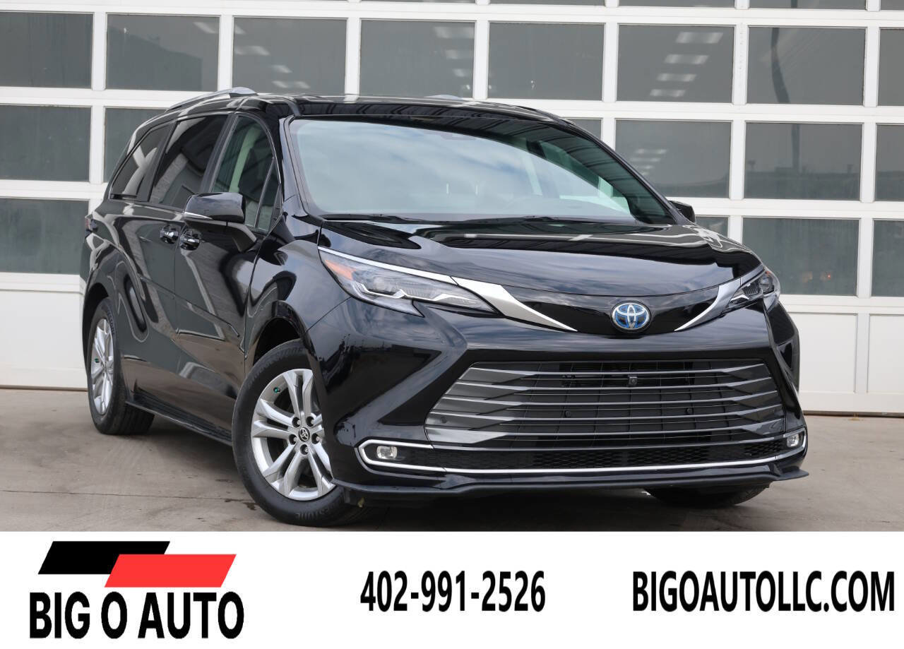 Used 2021 Toyota Sienna Platinum AWD/4WD image 1