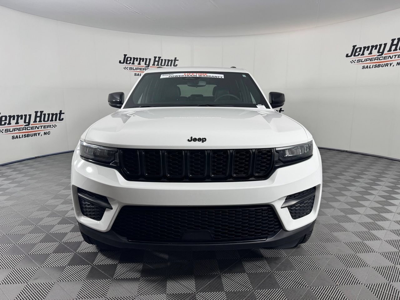 Used 2023 Jeep Grand Cherokee Altitude RWD image 4