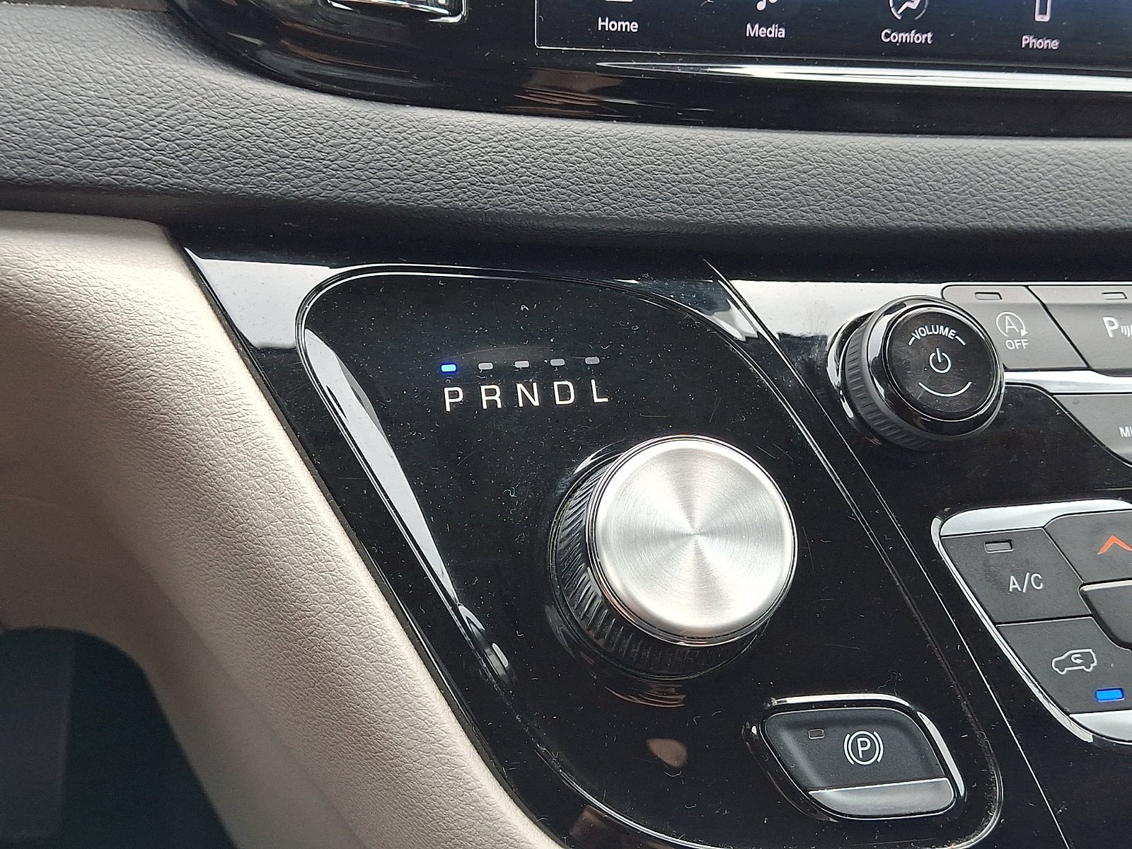 Used 2024 Chrysler Pacifica Touring-L FWD image 12