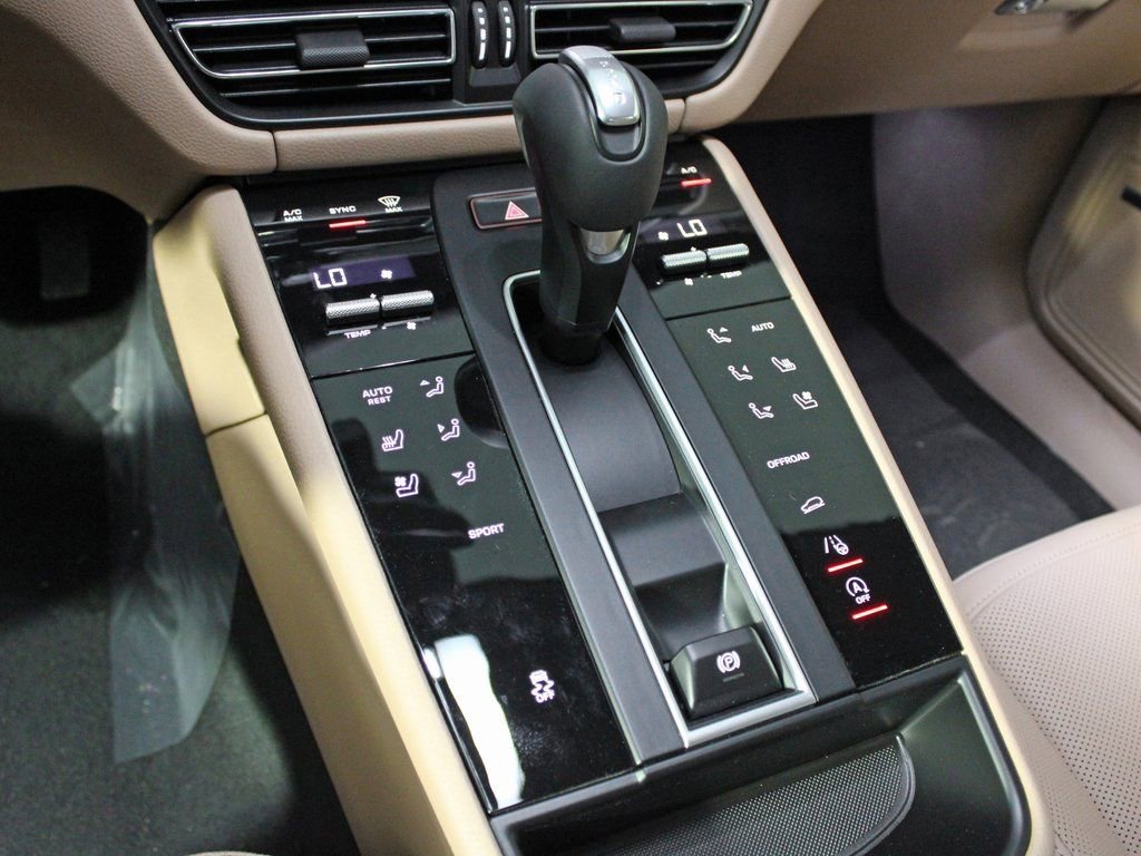 Certified 2025 Porsche Macan AWD/4WD image 27