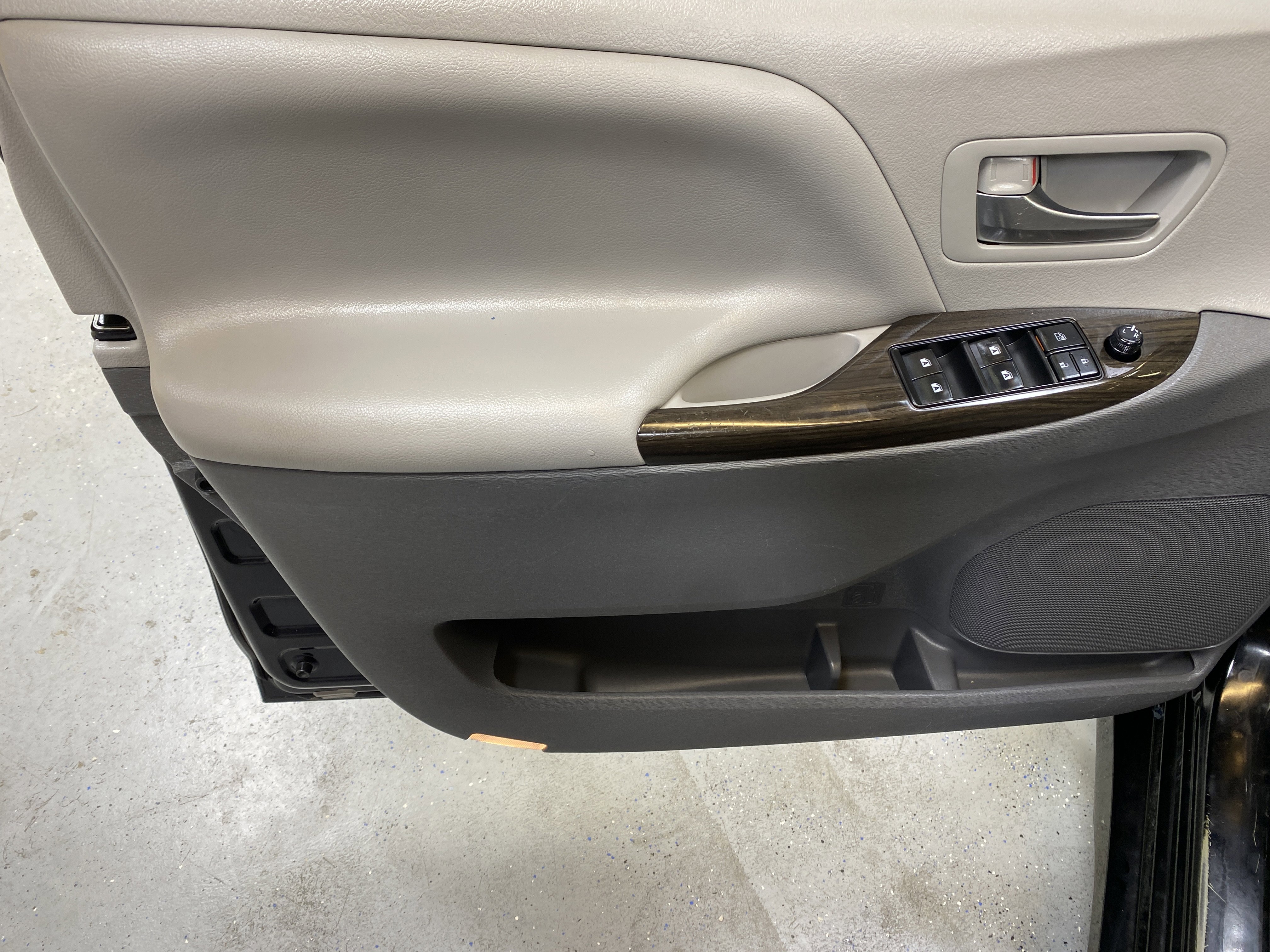 Used 2020 Toyota Sienna XLE w/ XLE Navigation Package image 20