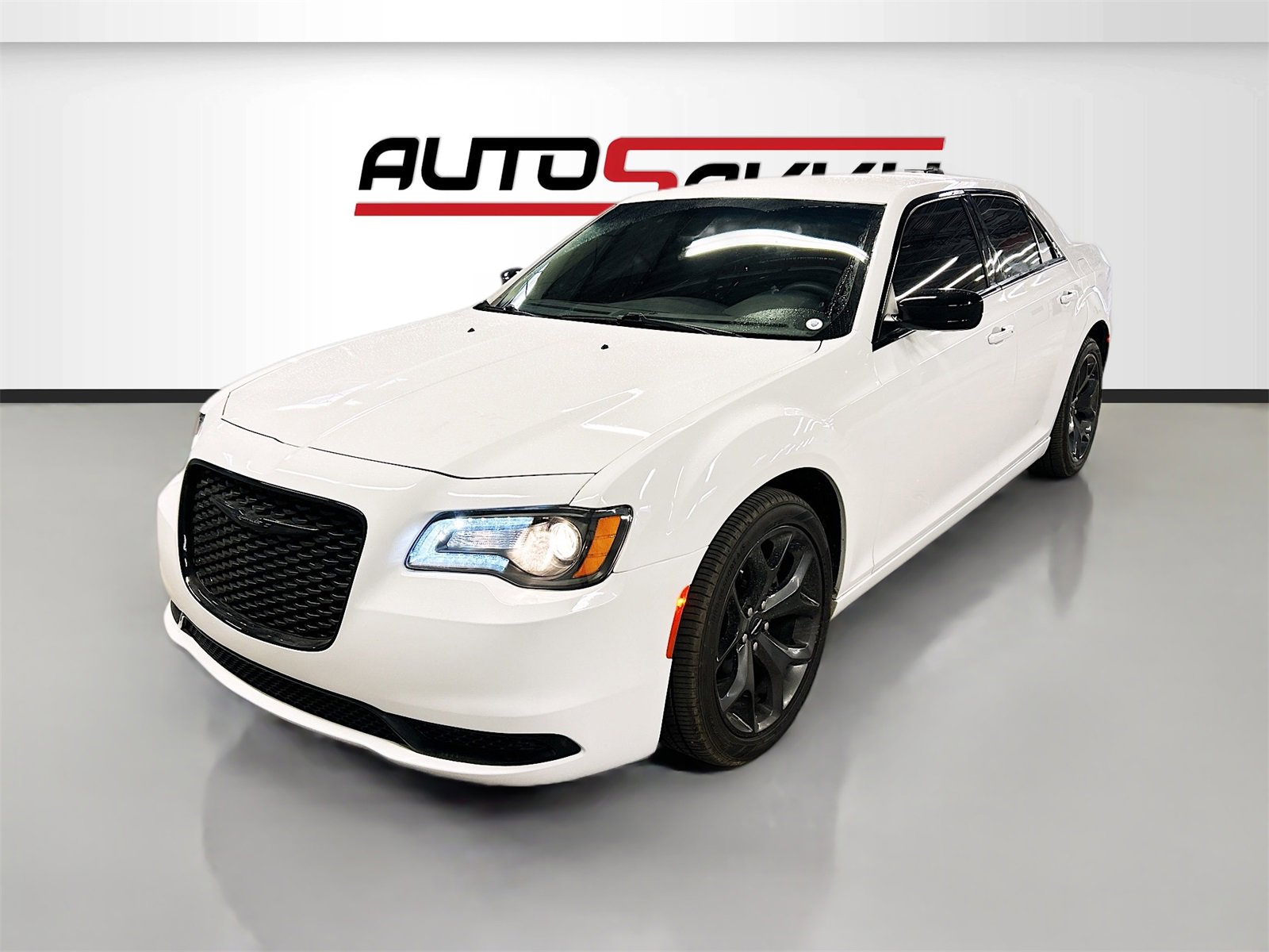 Used 2022 Chrysler 300 Touring w/ Sport Appearance Package image 3