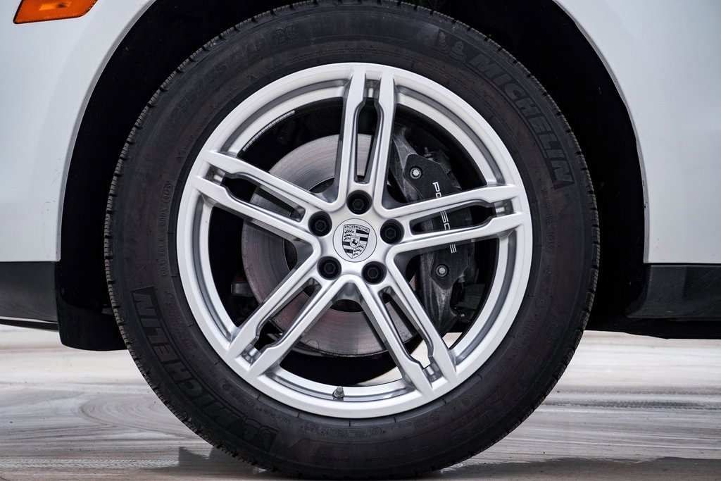 Certified 2025 Porsche Macan image 12