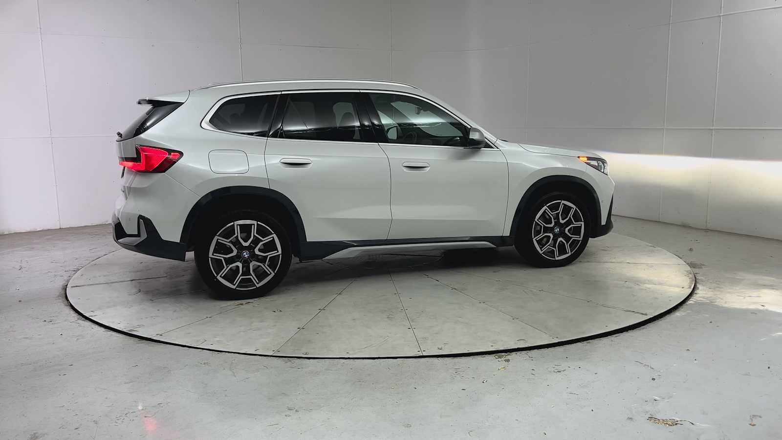 Used 2023 BMW X1 xDrive28i w/ Convenience Package AWD/4WD image 9