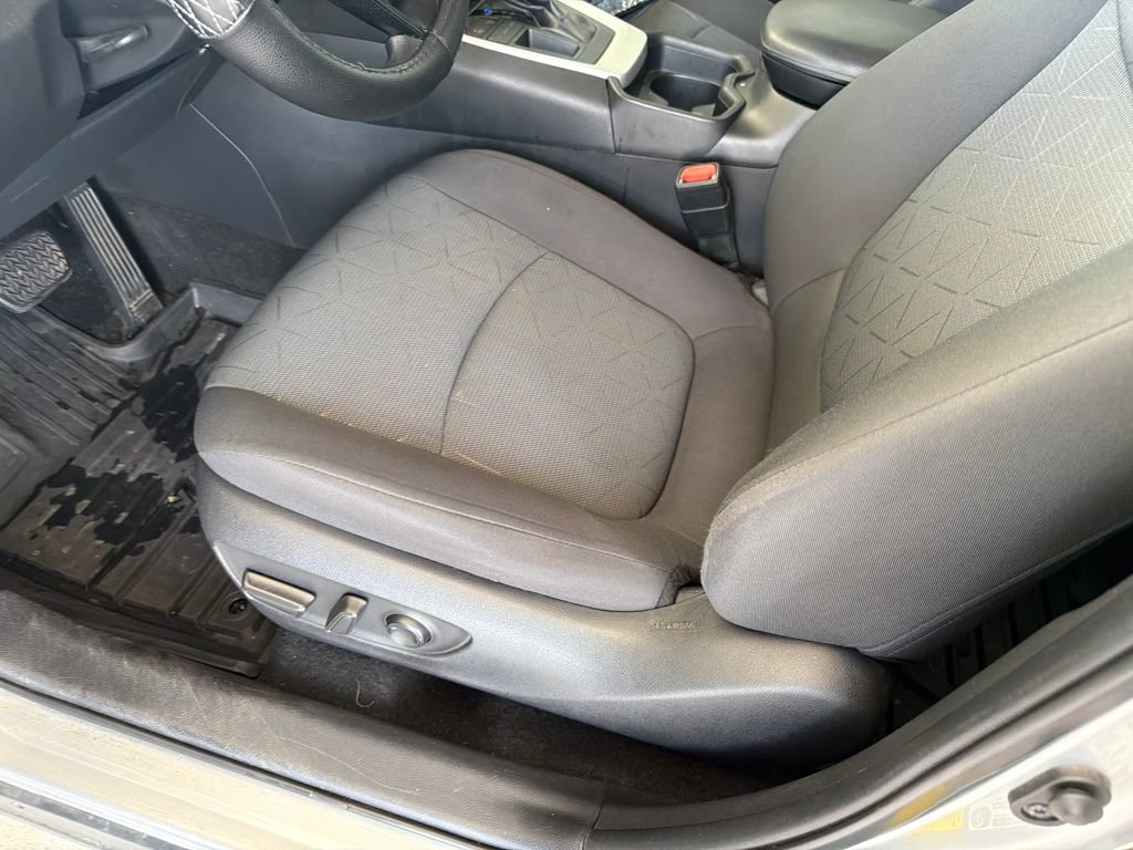 Used 2021 Toyota RAV4 XLE FWD image 7