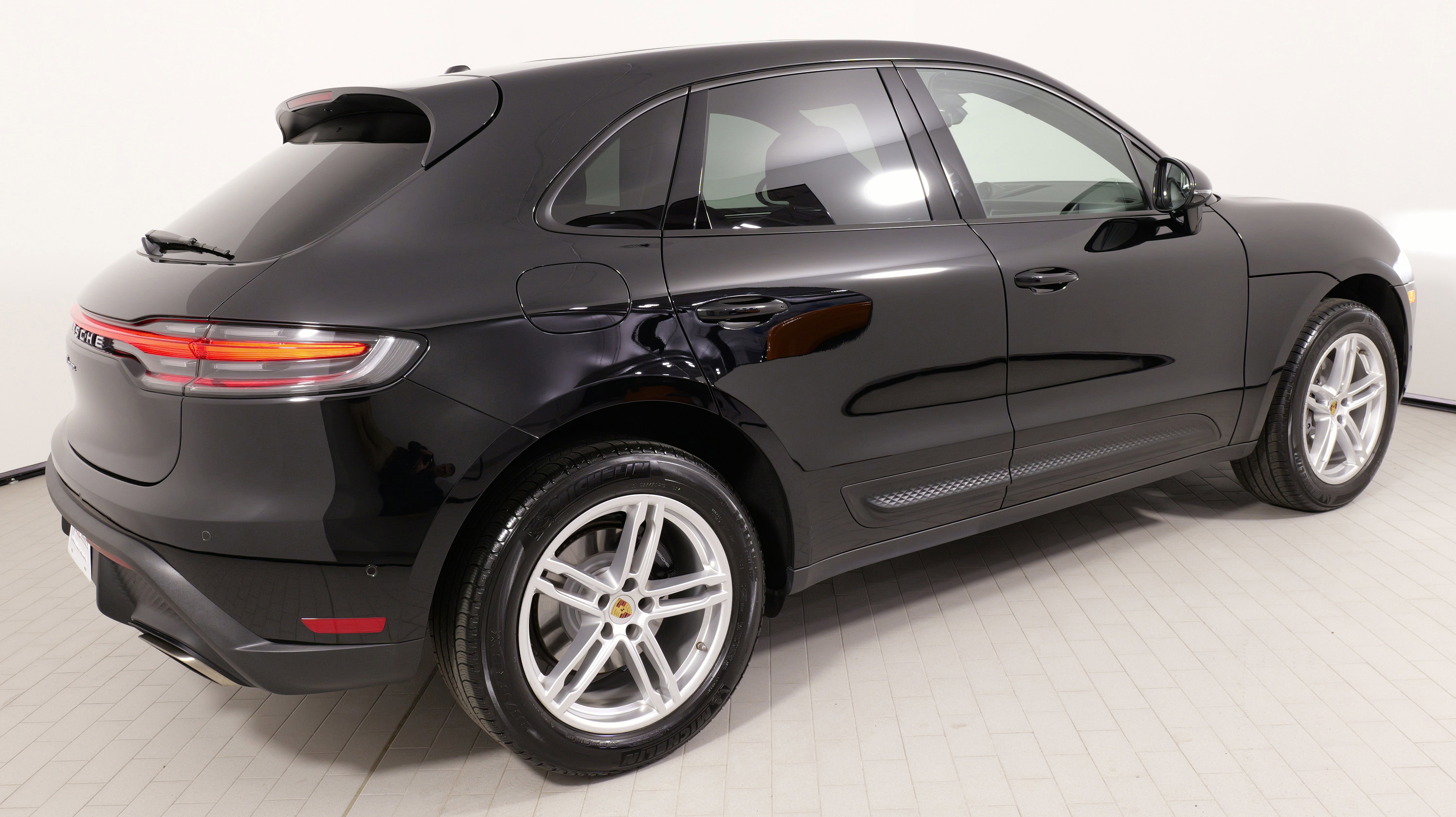 Used 2025 Porsche Macan image 11