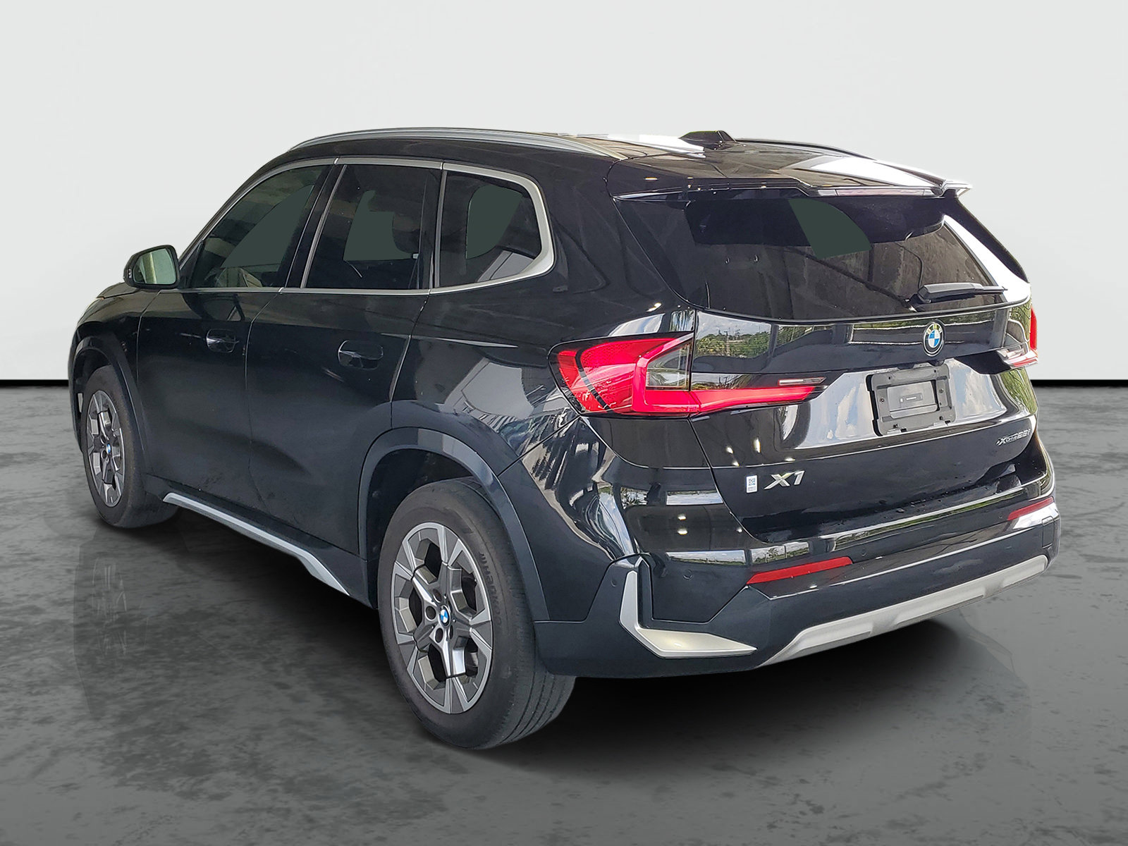 Used 2025 BMW X1 xDrive28i AWD/4WD image 3