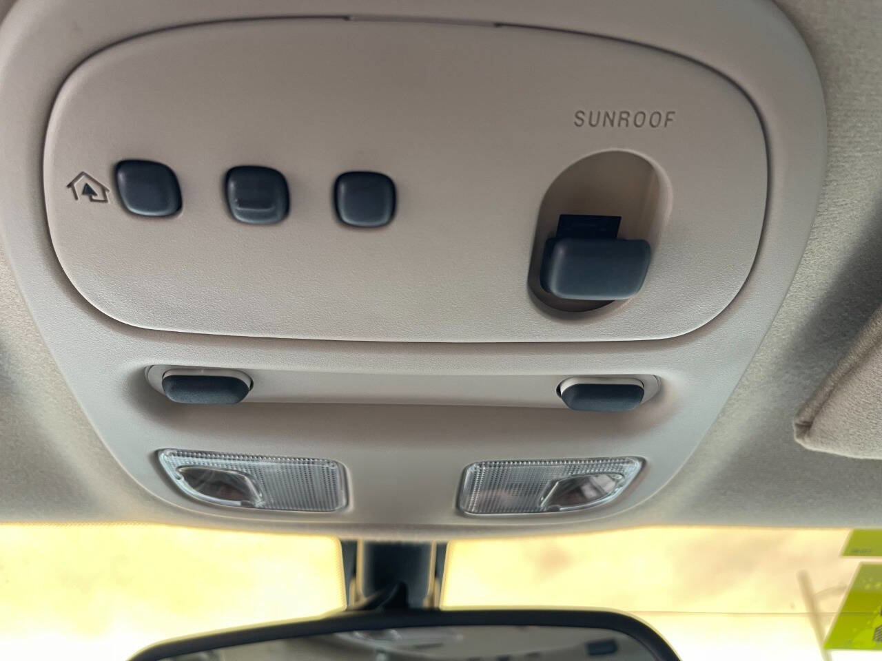 Used 2004 Pontiac Bonneville SLE image 22