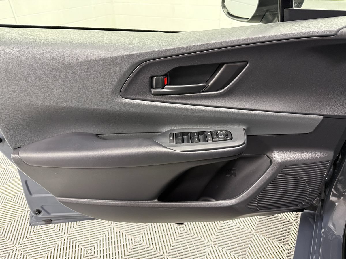Used 2025 Toyota Prius LE FWD image 9