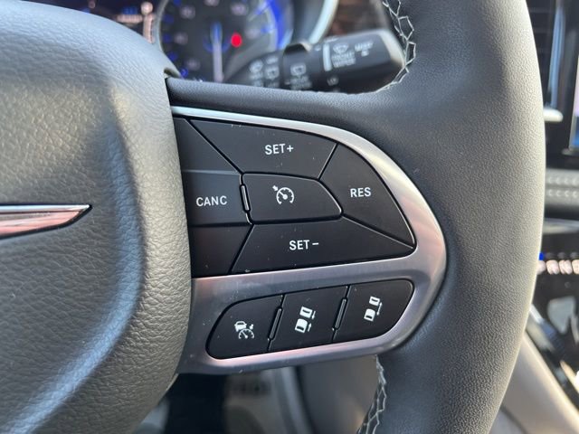 Used 2024 Chrysler Pacifica Limited image 23