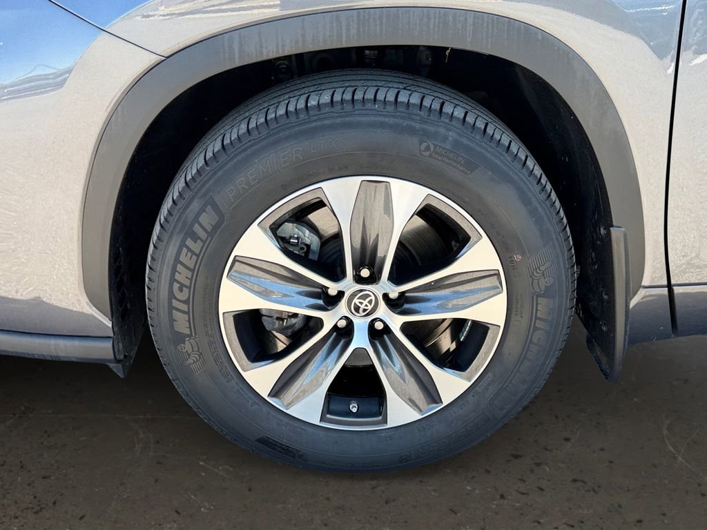 Used 2023 Toyota Highlander XLE AWD/4WD image 27