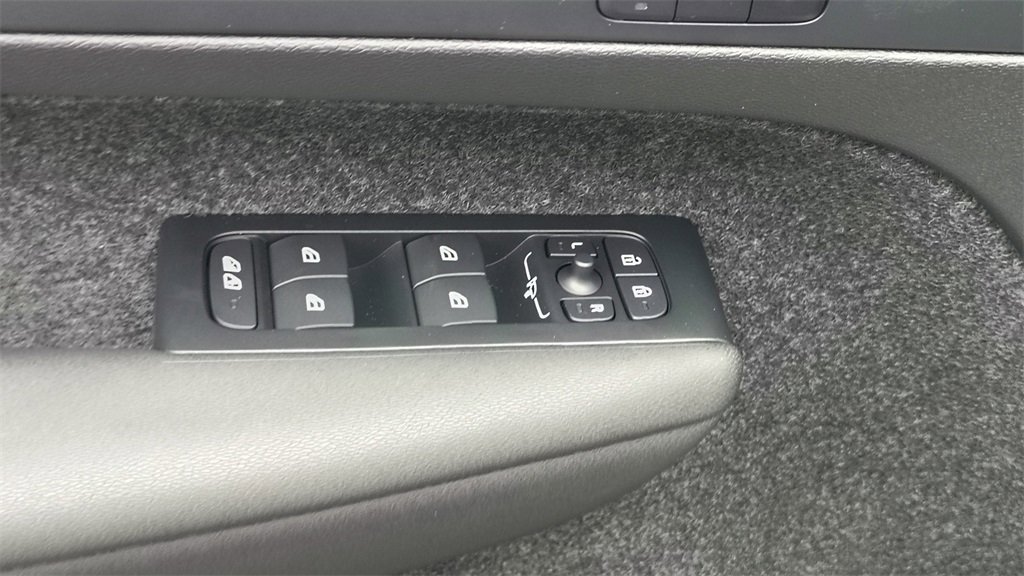 New 2026 Volvo XC40 B5 Ultra w/ Climate Package image 10