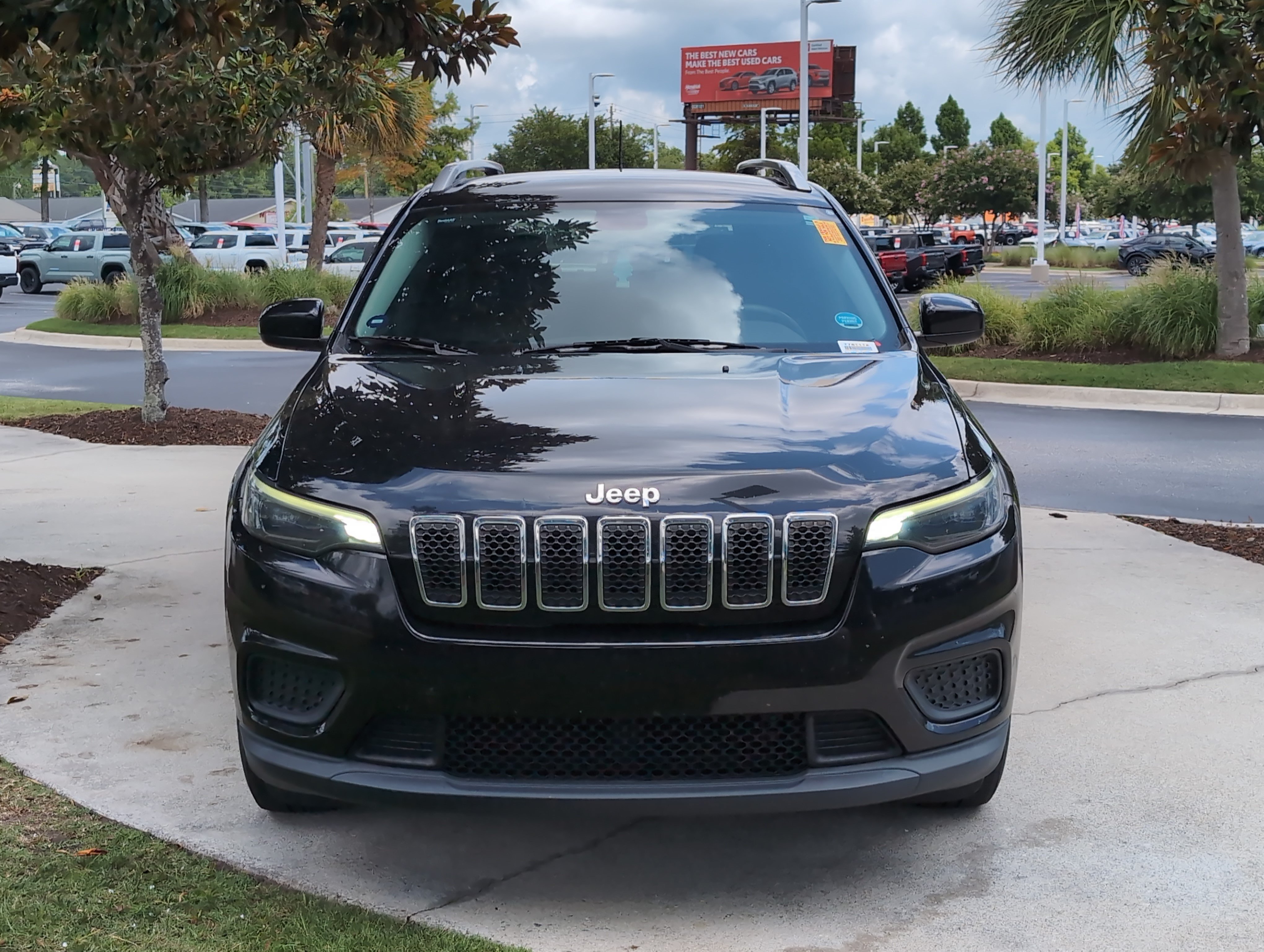 Used 2020 Jeep Cherokee Latitude FWD image 3