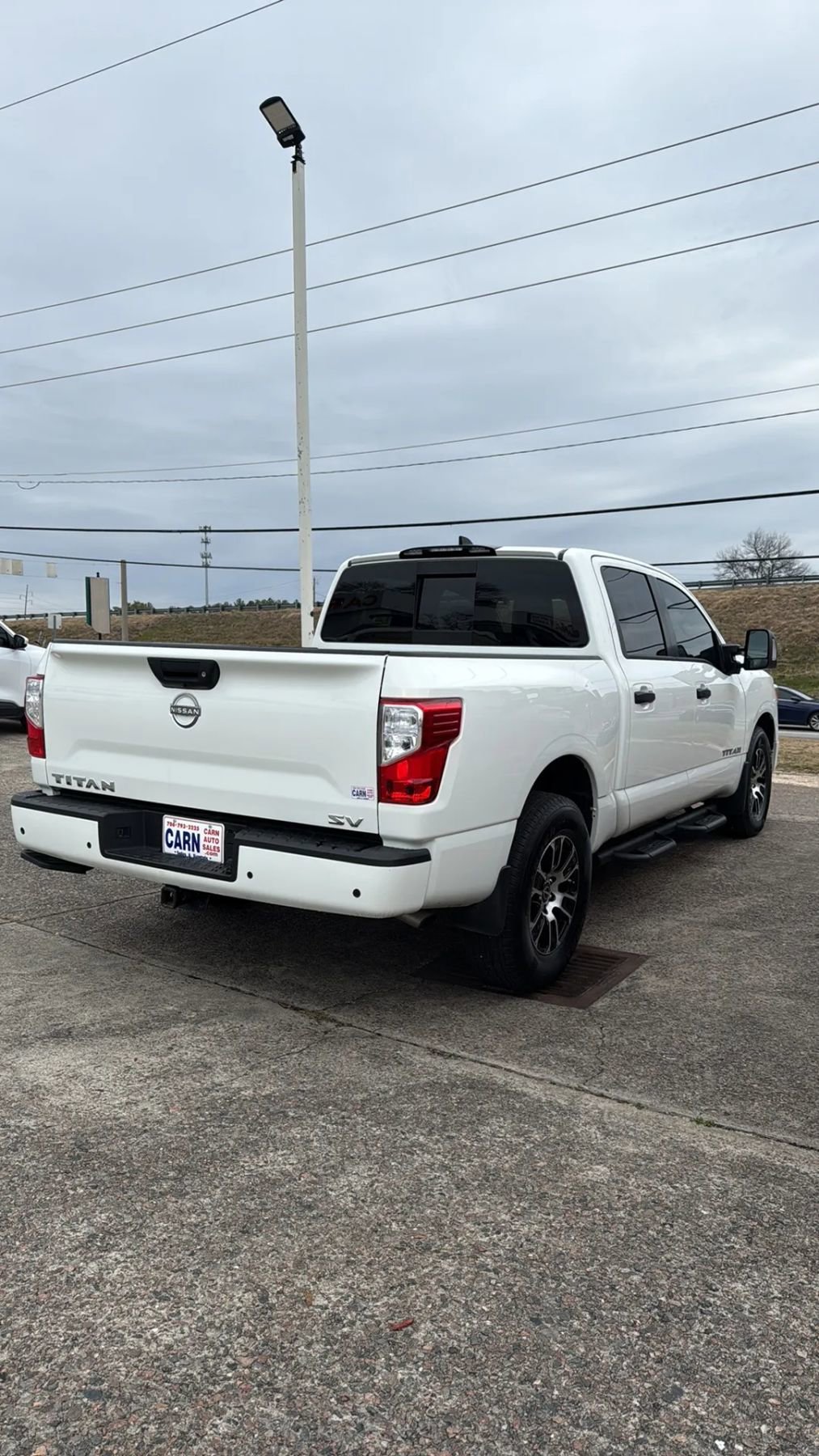 Used 2024 Nissan Titan SV w/ SV Convenience Package image 3