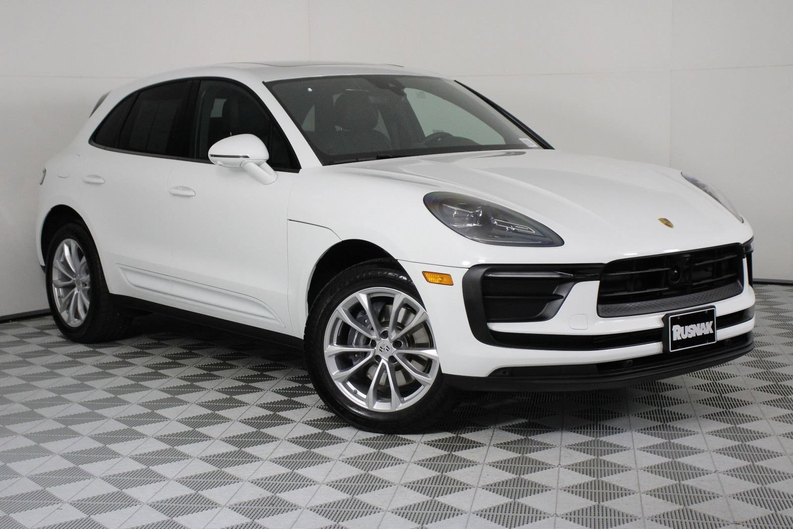 Certified 2026 Porsche Macan AWD/4WD image 9