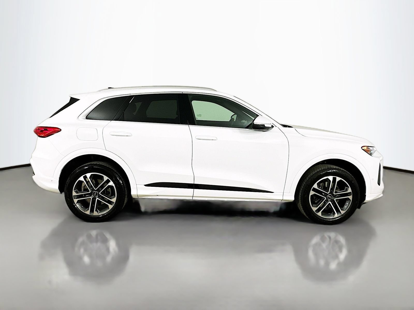 Used 2025 Audi Q5 Premium w/ Convenience Package AWD/4WD image 4