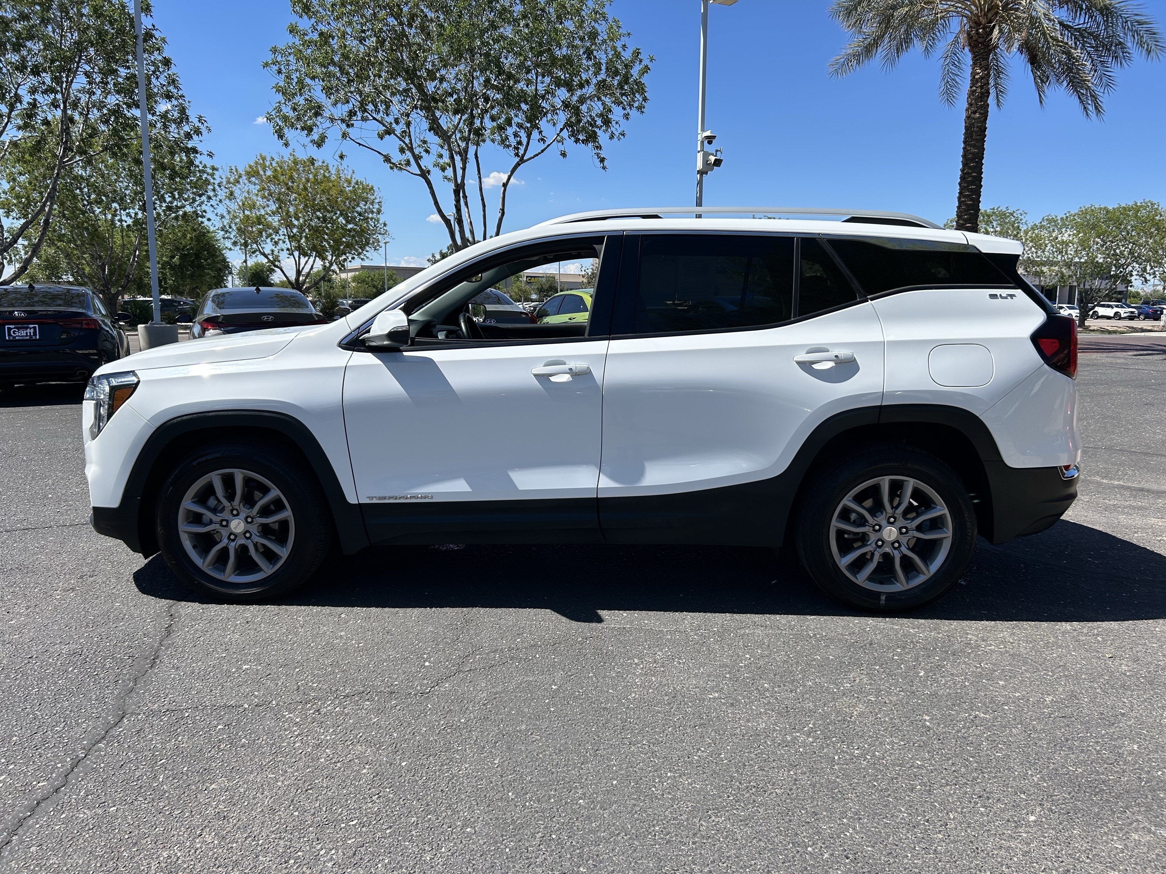 Used 2024 GMC Terrain SLT AWD/4WD image 2