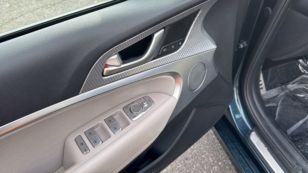 Used 2023 Genesis G70 3.3T w/ Sport Advanced Package image 21