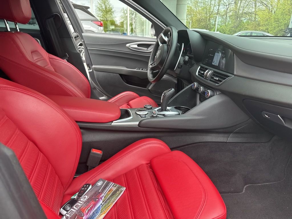 Used 2024 Alfa Romeo Giulia Veloce AWD/4WD image 11