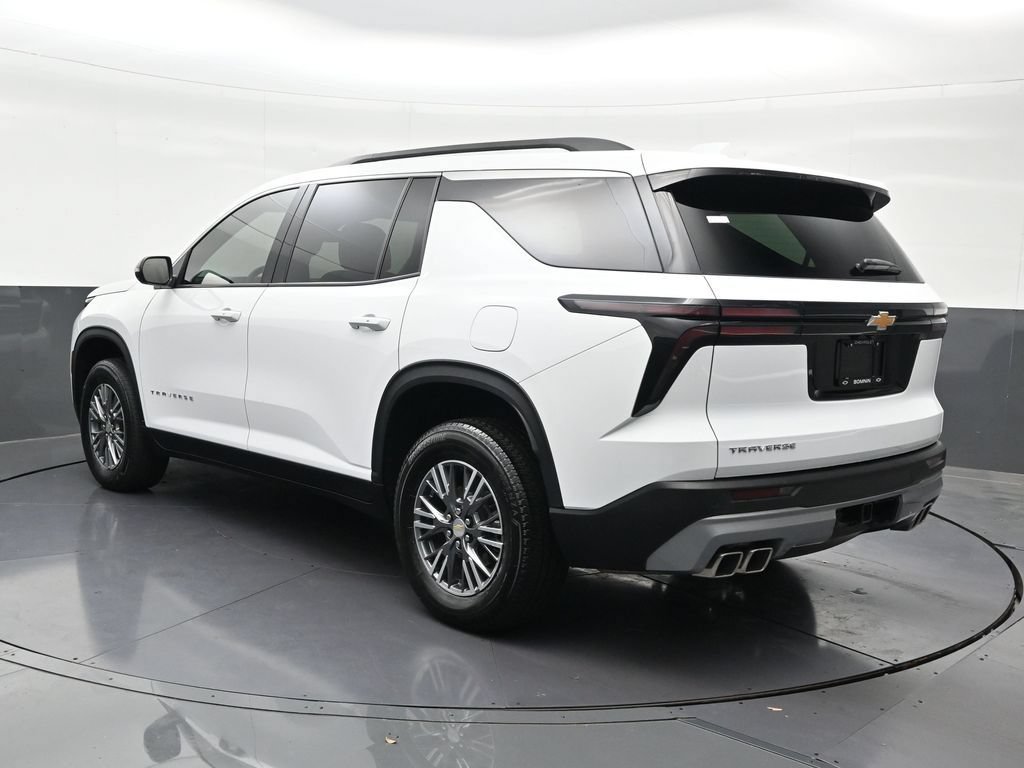 Used 2025 Chevrolet Traverse LT FWD image 3