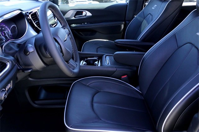 New 2026 Chrysler Pacifica Limited image 9