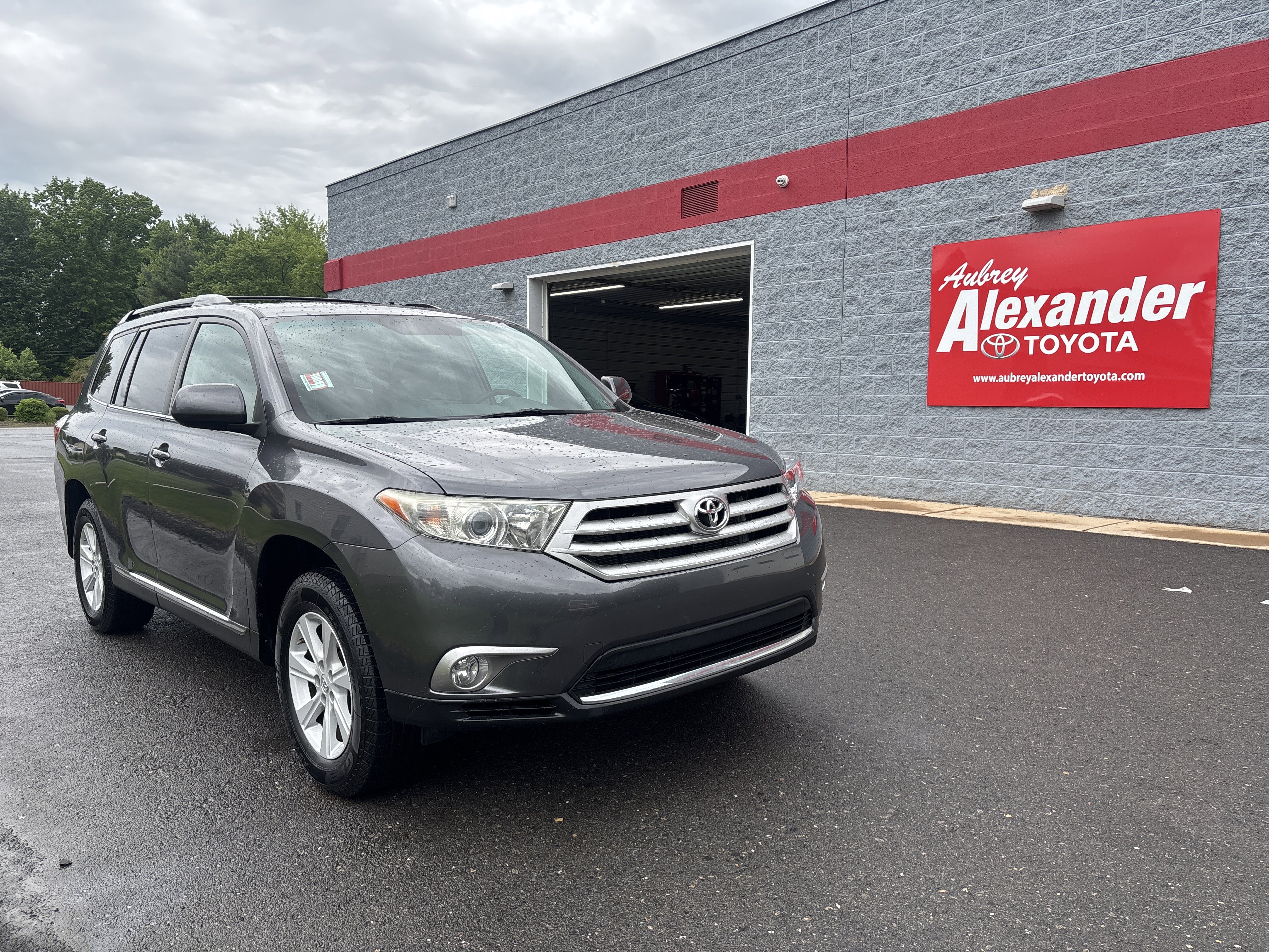 Used 2013 Toyota Highlander SE AWD/4WD video 1