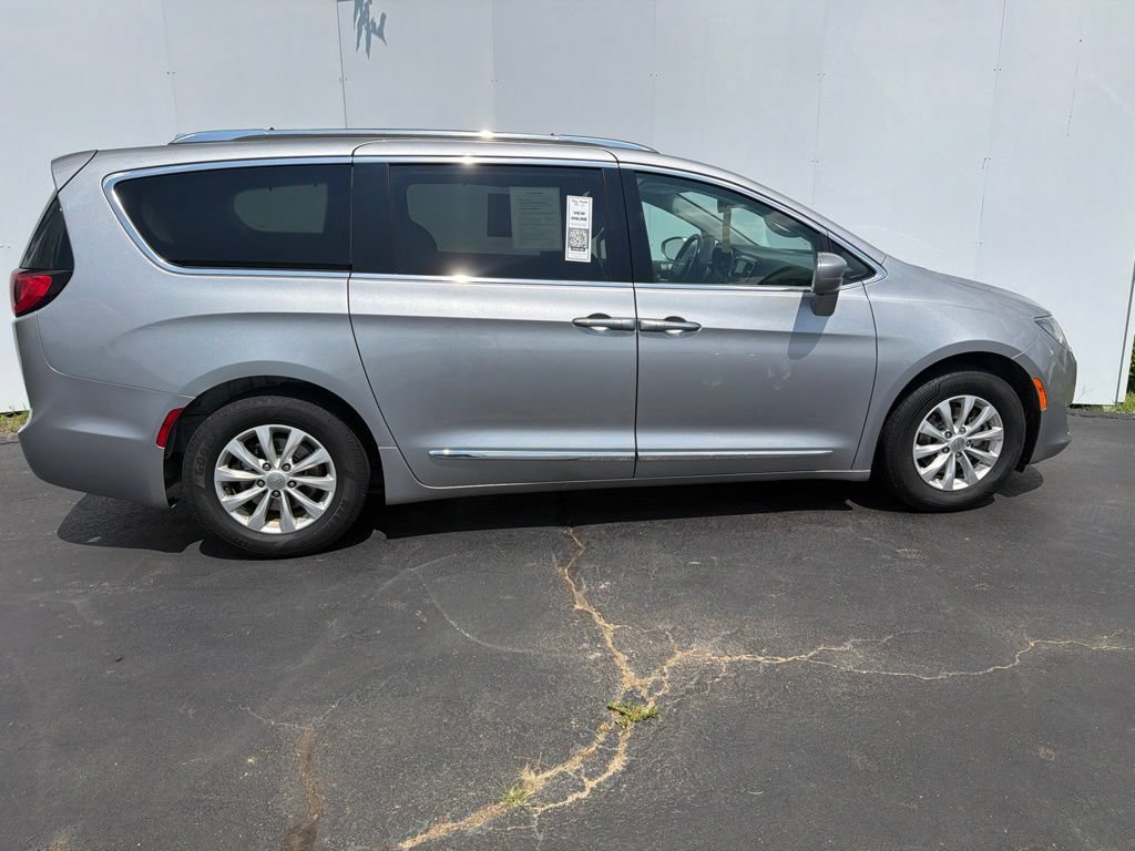 Used 2019 Chrysler Pacifica Touring-L FWD image 3