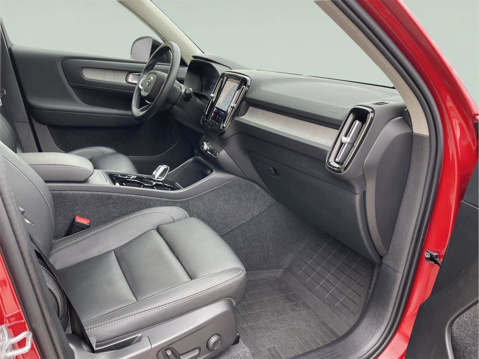 Used 2024 Volvo XC40 B5 Plus w/ Climate Package image 20