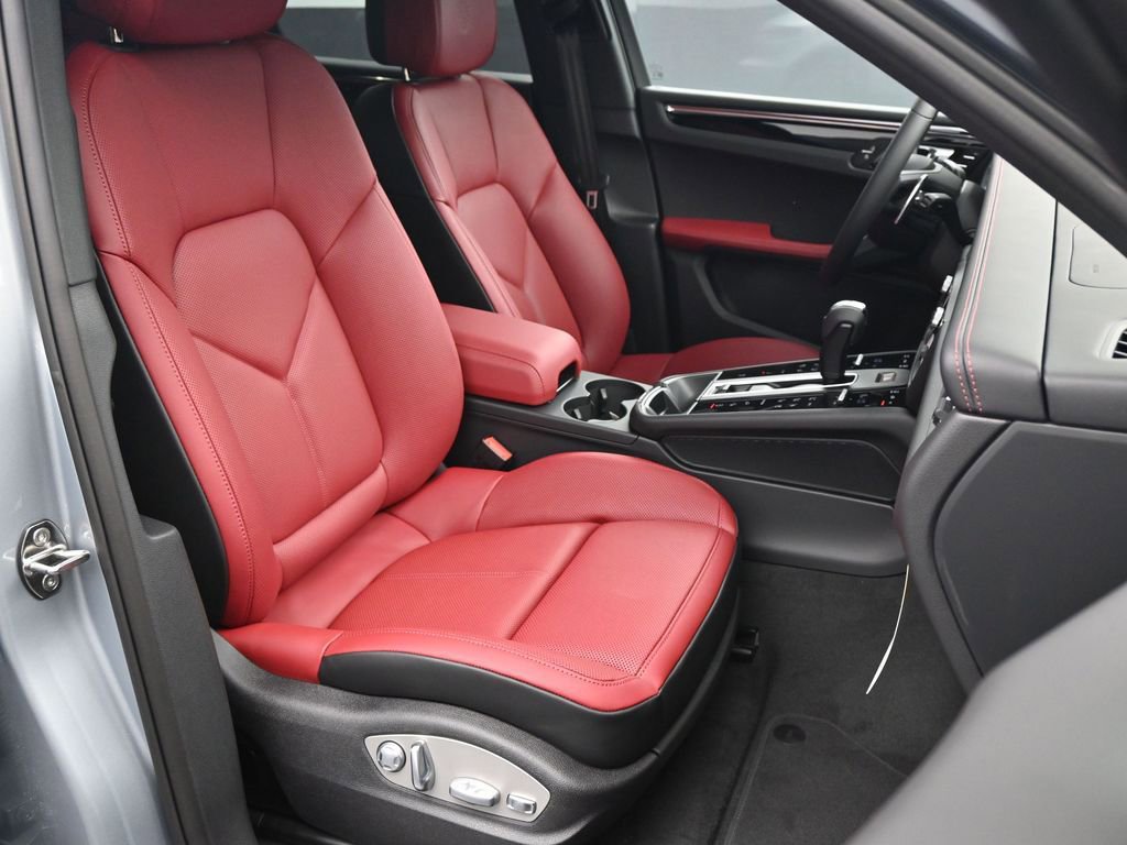 Used 2025 Porsche Macan image 11