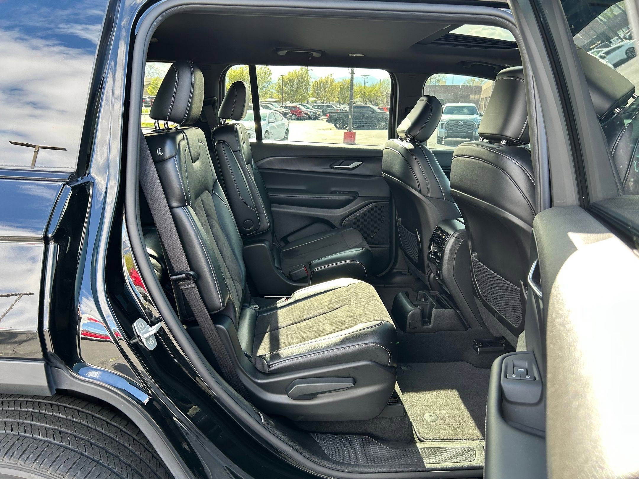 Used 2024 Jeep Grand Cherokee L Altitude image 25