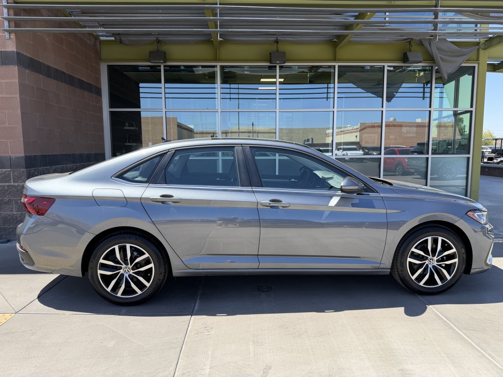 Used 2025 Volkswagen Jetta SE w/ Sunroof Package FWD image 9